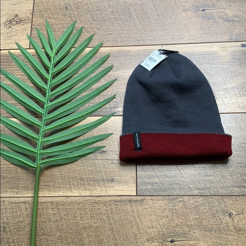 Tilly's Snow Ski Gray Red Snow Snowboard Ski Hat sz OS